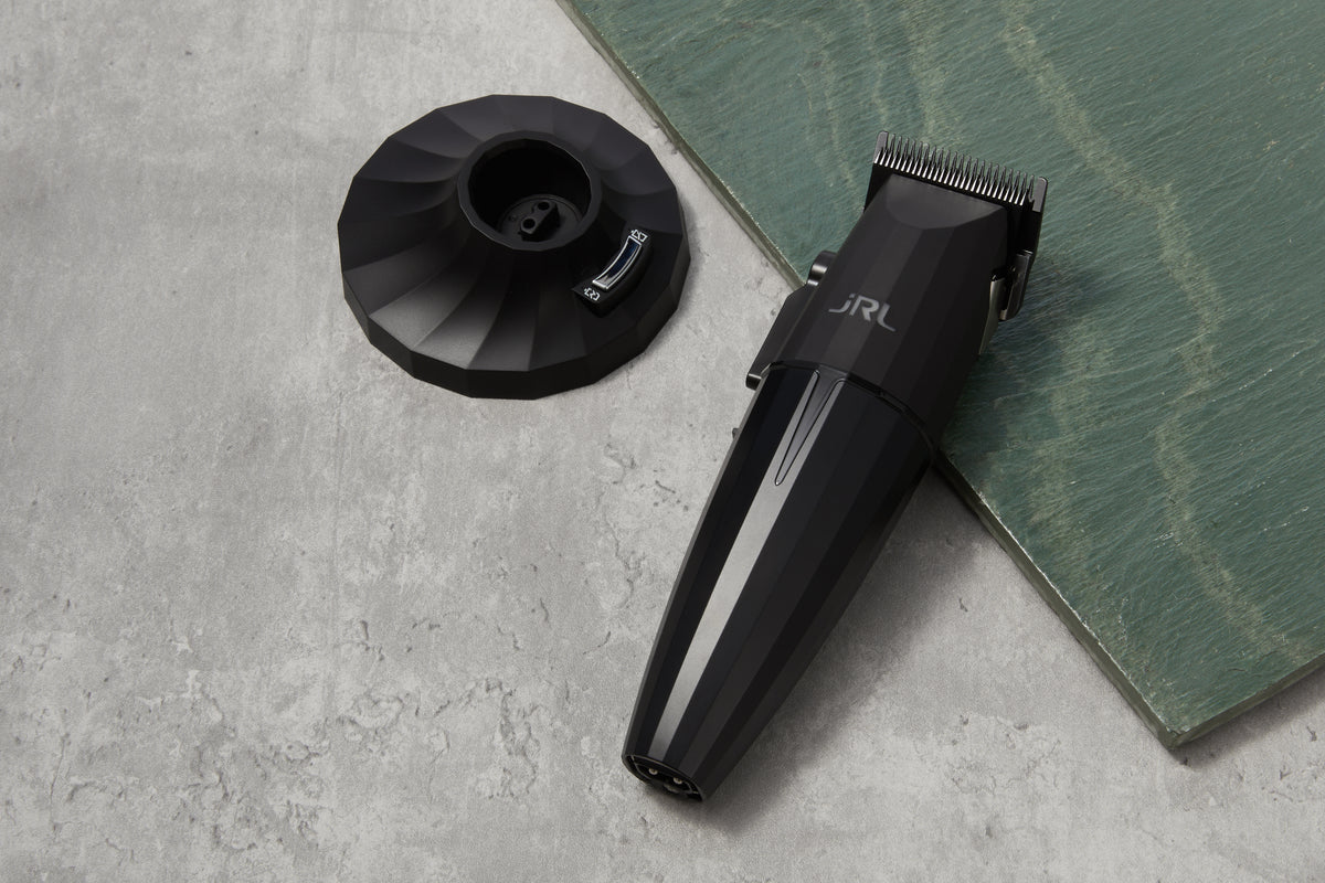JRL FreshFade 2020C Clipper Onyx Black tondeuse naast het Reset iQ-oplaadstation